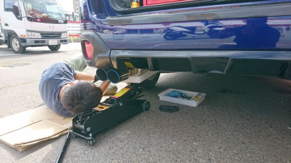 車マフラー傾き調整