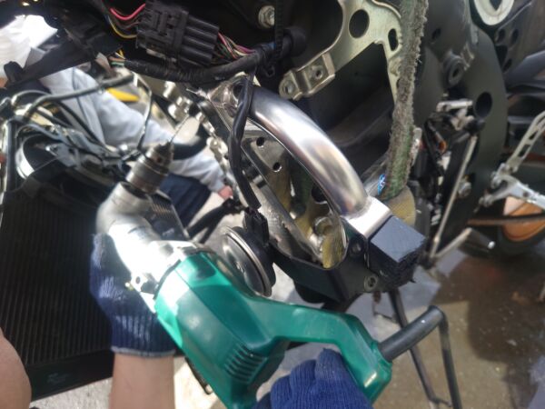 バイクシリンダーヘッド折れボルト修復
