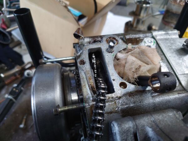 マグナ50エンジンスタッドボルト折れ修復