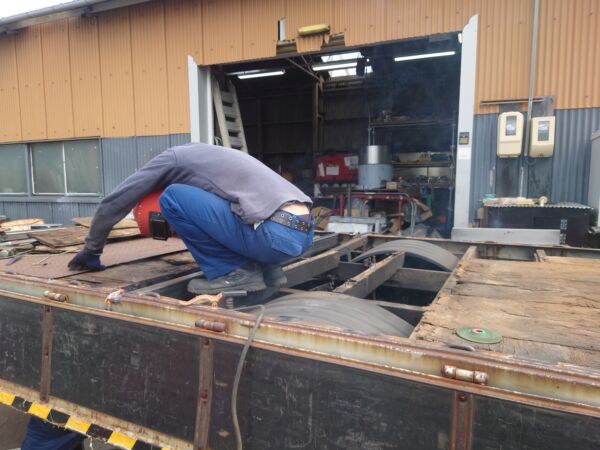 トラック荷台梁補強修理
